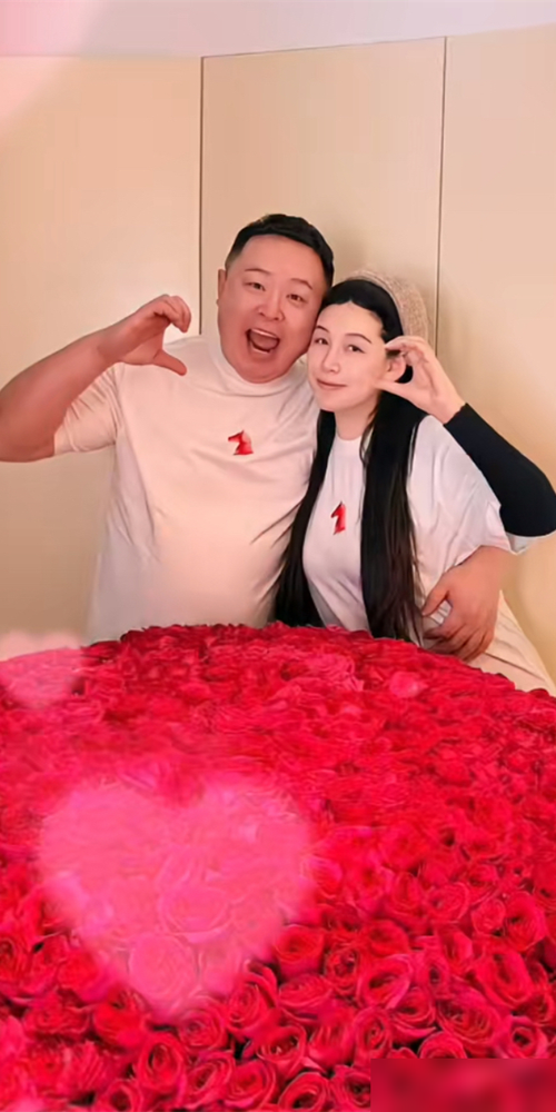 阎鹤祥家里那立牌一摆出来，评论区全炸了。卡通全家福，祥嫂搂着闺女，老阎站旁边笑得跟弥勒佛似的。
以前台上总拿他砸挂，说他是德云社最后一个单身汉。结果人家2025年开放麦突然来一句我媳妇怀孕了，连郭麒麟都懵了，说还是刷手机才知道的。
再往前翻，2023年郭德纲过生日，阎鹤祥发的那段话挺耐琢磨。说自