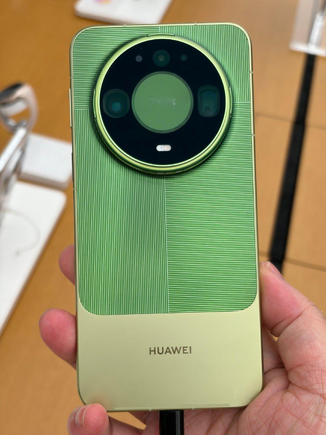 Mate90ProMax 现货，但是 Pura X View 一机难求[允悲]
要不下一代的阔直板给它按照真旗舰标准来做吧。 ​