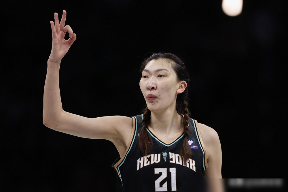 中国女篮，一个韩旭，竟成了唯一的遮羞布。
没了她，半决赛80-85输给老对手韩国，全场三分球13投0中，这是32年来第一次连亚运会决赛都摸不到边。
反观韩旭，在世界杯上场均砍下18.8分10.8个篮板，三分命中率高达52.4%，这是世界级的内线数据。她在，我们是世界强队；她不在，连亚洲都打不明白