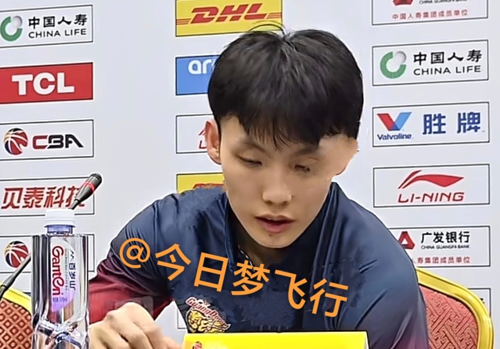 徐杰：我们肯定能打回主场！  作为球员代表，徐杰出席了今晚的赛后新闻发...