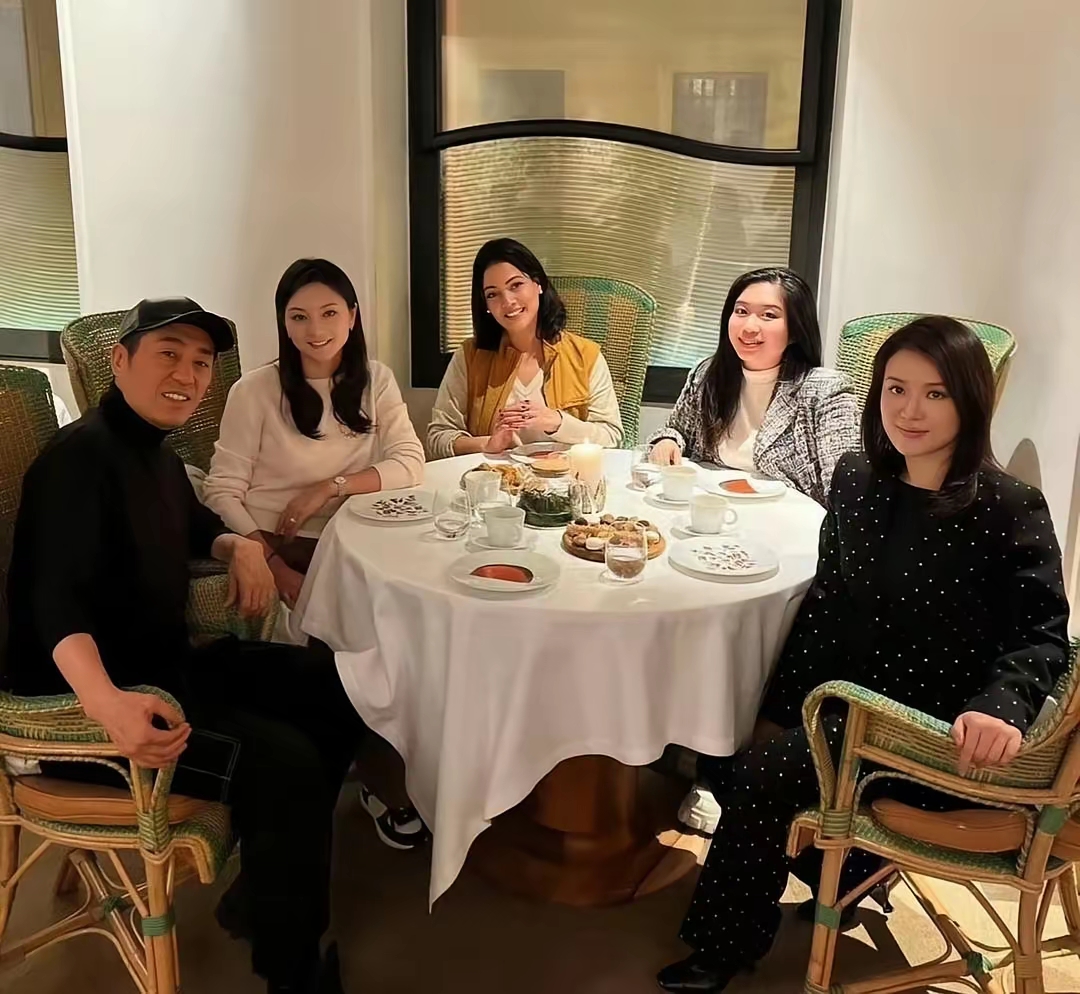 巴黎米其林餐厅小聚，张艺谋陈婷感受法式浪漫晚宴。镜头下，环境装潢典雅高级，张艺谋坐在桌边，着装低调朴素；妻子陈婷与闺蜜们围坐一桌，大家闲适落座，姿态放松，是好友闲暇聚餐的场景。

张艺谋是享誉全球的大导演，手握无数经典影视作品，常年奔波片场，工作节奏十分紧张。妻子陈婷陪伴在侧，兼顾家庭生活。忙碌工作