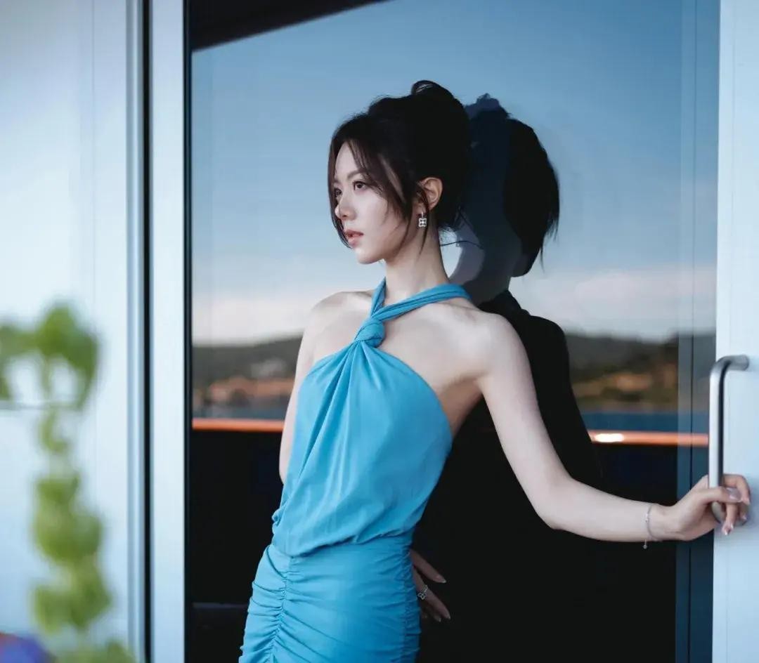 赵今麦二十出头，但戏龄已经十五年。别人以为她只能演甜妹，结果她反手接了部反派剧集《漂白》，还专门去咨询公司实习了两星期，跟正式员工一起开会、加班、吃外卖。最后《骄阳似我》豆瓣开分7.4，拿下2025年国产现偶最高分。她不靠热搜，靠工位和作品，把“国民闺女”的旧标签直接掰断。

舆论当年说她头身比差，
