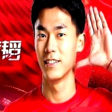 亚运会铜牌战第16分钟，胡荷韬左路插上，撞墙配合，一脚推射撕开球网。

三年前，他因为防守失误被骂上热搜，全网都在嘲笑这个国足边路的提款机。

面对铺天盖地的口水，他半句没回。这三年，他把头埋进草皮里拼命。这次亚运会他6场全首发，硬生生砸进2个球。

半决赛输球，他没哭也没低头。联赛间歇期别人放假，