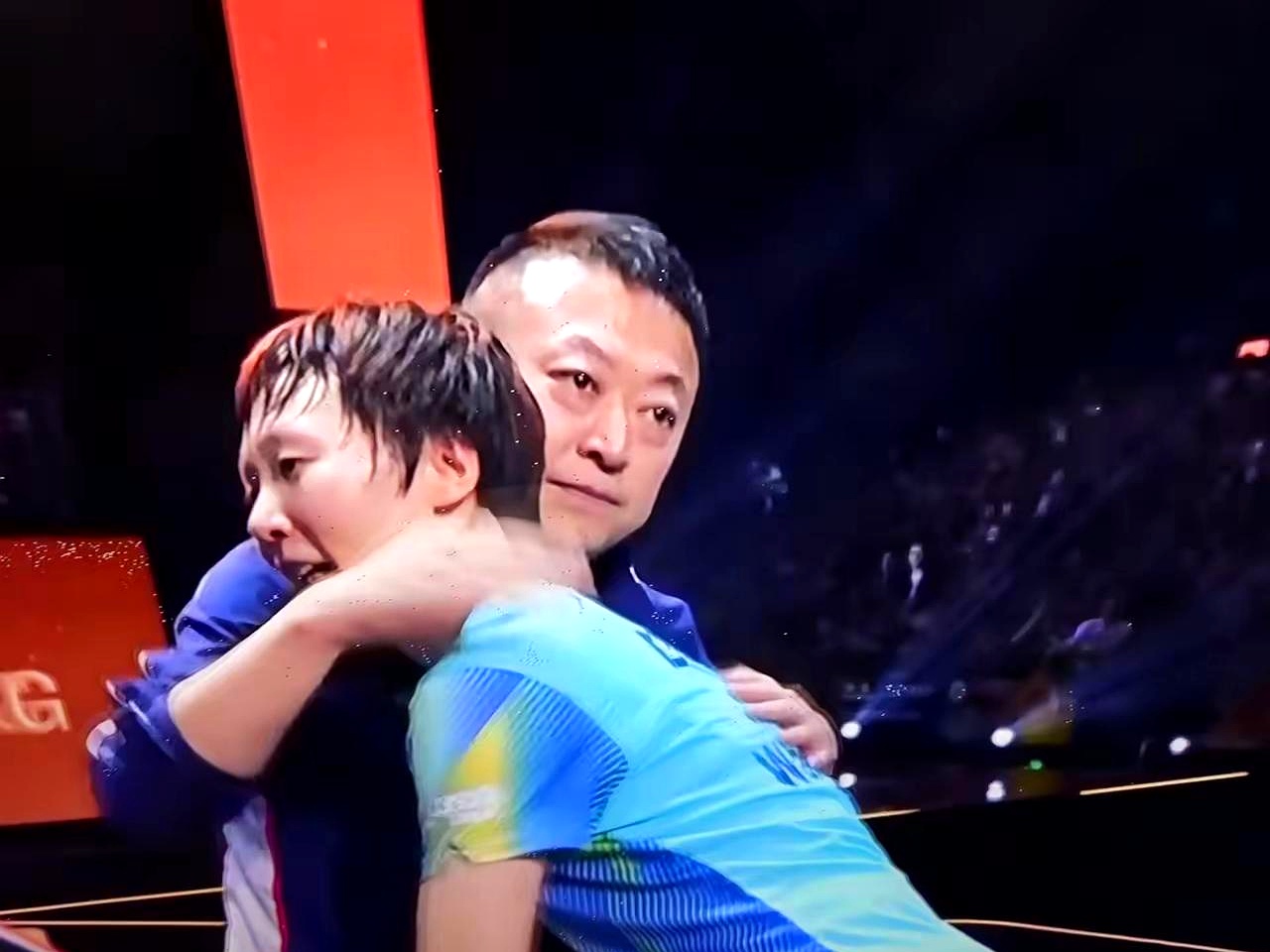 王曼昱拿下冠军那一刻，教练马琳冲上去紧紧拥抱庆祝，这画面本来挺让人感动
 

可细看那个拥抱的姿态，成年人之间多少显得有点过于亲密了
 

虽说师徒俩赛场拼杀不容易，赢球后高兴劲儿能懂，但男女之间这分寸感是不是该稍微注意点
 

竞技体育的尊严和得体，有时候比盲目的狂欢更重要