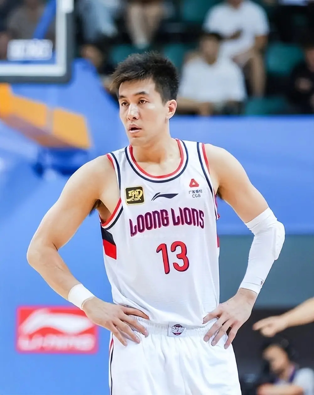 郭艾伦这波操作，CBA历史上头一遭，真没谁了！ 今晚CBA季后赛附加赛...