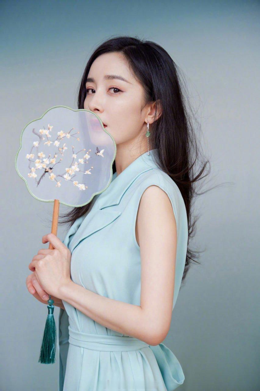 杨幂温柔的色彩穿搭 ​