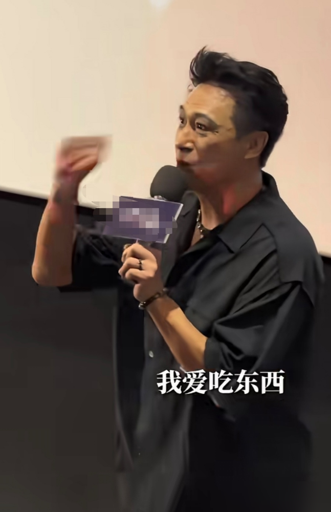 65岁吴镇宇在成都路演，自曝为了脸上没褶子，晚饭基本是废了。体重计上的数字稍微往上跳一点，他就浑身不自在。偶尔跟朋友出去吃顿好的，回来都觉得自己犯规了。
说白了，哪有什么天生的冻龄。人家是拿晚上那顿饭，换了一张能扛住高清镜头的脸。你半夜撸串喝啤酒的时候，人家正饿着肚子硬扛。
约翰·霍普金斯那帮搞
