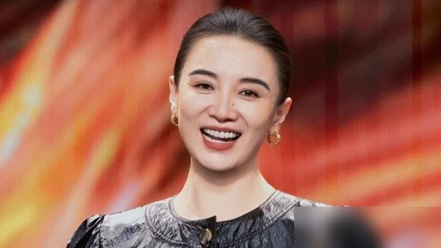 宋佳又提名了，这回是拿配角报的女主。
名单一出来，不少人懵了。《志愿军：浴血和平》里林月明才多少戏份，支线里的支线，硬是给报成了最佳女主角。
更扎眼的是，她手里已经两座金鸡影后了。2013年《萧红》，2025年《好东西》，要是这回再拿，直接追平潘虹，三封。
可观众不买账。弹幕里全是问号，说这提