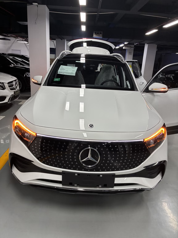 合肥蜀山区，石家庄粉丝合肥购车，委托查验一台2025年出厂的奔驰EQB260 纯电，经查验，这是一台库存车，机舱冲洗存在霉斑痕迹，车顶行李架划痕，其他原版原漆，动力电池包下箱体、挂载点及高低压插座均无火烧泡水痕迹，无拆包或凹陷痕迹，无密封性和漏液问题