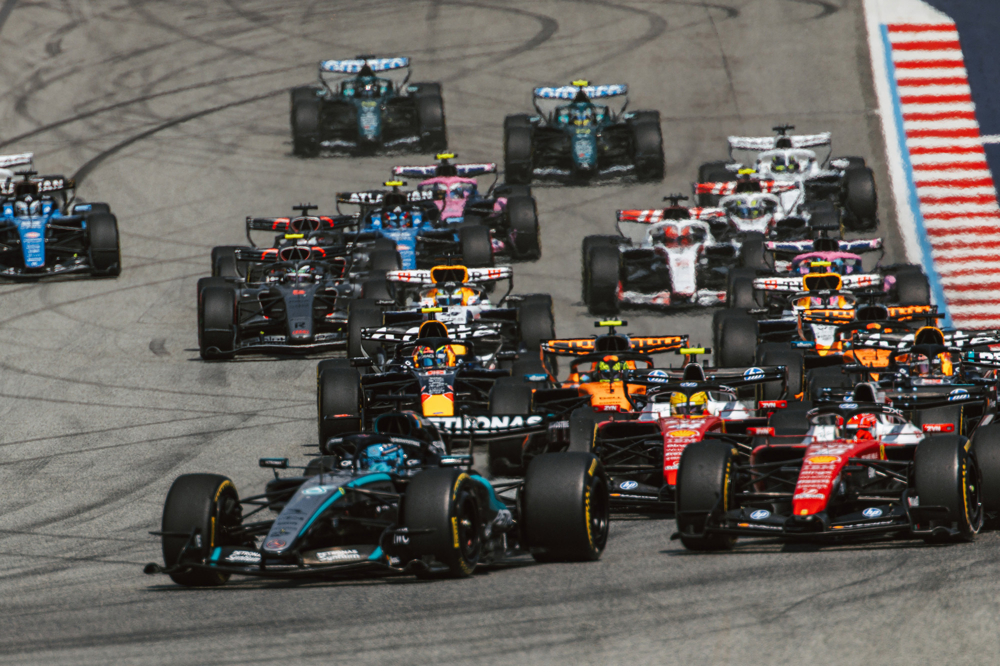 #f1# 🚨明年的F1正赛距离可能将缩短5%！也就是从目前的大约305公里，缩短至290公里左右（摩纳哥例外）。

而且，这个方案已经获得了各支车队的支持。那么为什么要这么做？

因为，2027年的F1技术规则，内燃机的动力输出占比会提高，这意味着燃油消耗会变大。按照目前的油箱设计可能会跑不完比赛。

 ​
