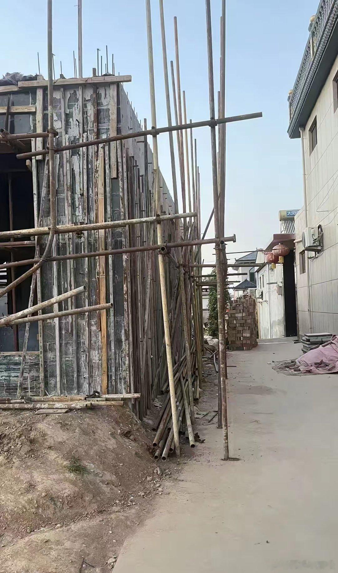 #邯郸身边事# 在建房屋成型后才拆除：监管前置缺位，才是最大的浪费
 
近日，邯郸市永年区西苏镇后六星村，一处宅基地上正在建设的房屋，被机械拆除。脚手架垮塌、混凝土墙体破碎，投入的建材、人工全部付诸东流，让人唏嘘。
 
很多村民心生疑问：既然认定属于违建，为什么不在建房破土、刚打地基的时 ​