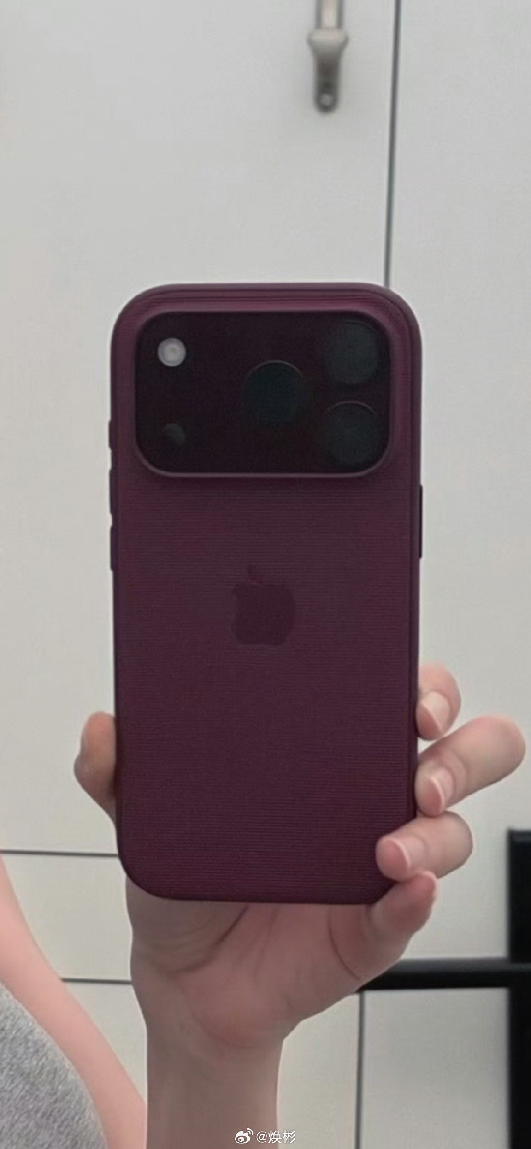 消费升级，越来越多好看的小姐姐用上了最新款iPhone 18 Pro Max！ ​