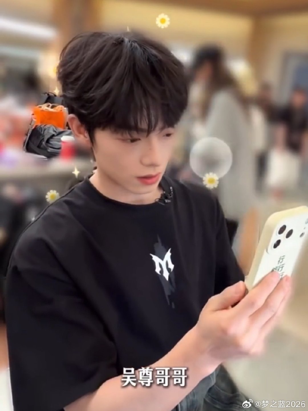 #吴尊找刘畊宏联系曾辉#
[微风]吴尊真的是很会安慰人呀，找人联系当事人！
[微风] 曾辉凭一己之力凑齐飞轮海，吴尊通过刘畊宏联系曾辉，给了曾辉安慰，还说：“谢谢你唱我们的歌”…… ​