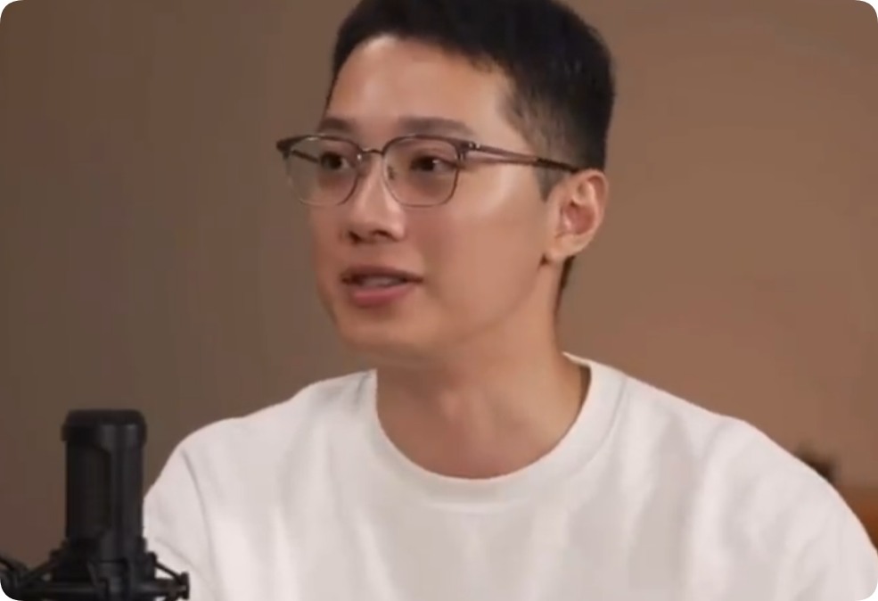 虽然赖冠霖退圈了，但作为前顶流爱豆，他的关注度依然很高，这两天的热搜也是上不停。从疑似结婚到现在都工作状态，他甚至还自曝，退圈后还破产过，更是连点一个17块的汉堡都没钱付款。不得不说，赖冠霖这退圈后的故事，也是相当的精彩。
退圈也不等于消失，偶尔露个面，也挺好的