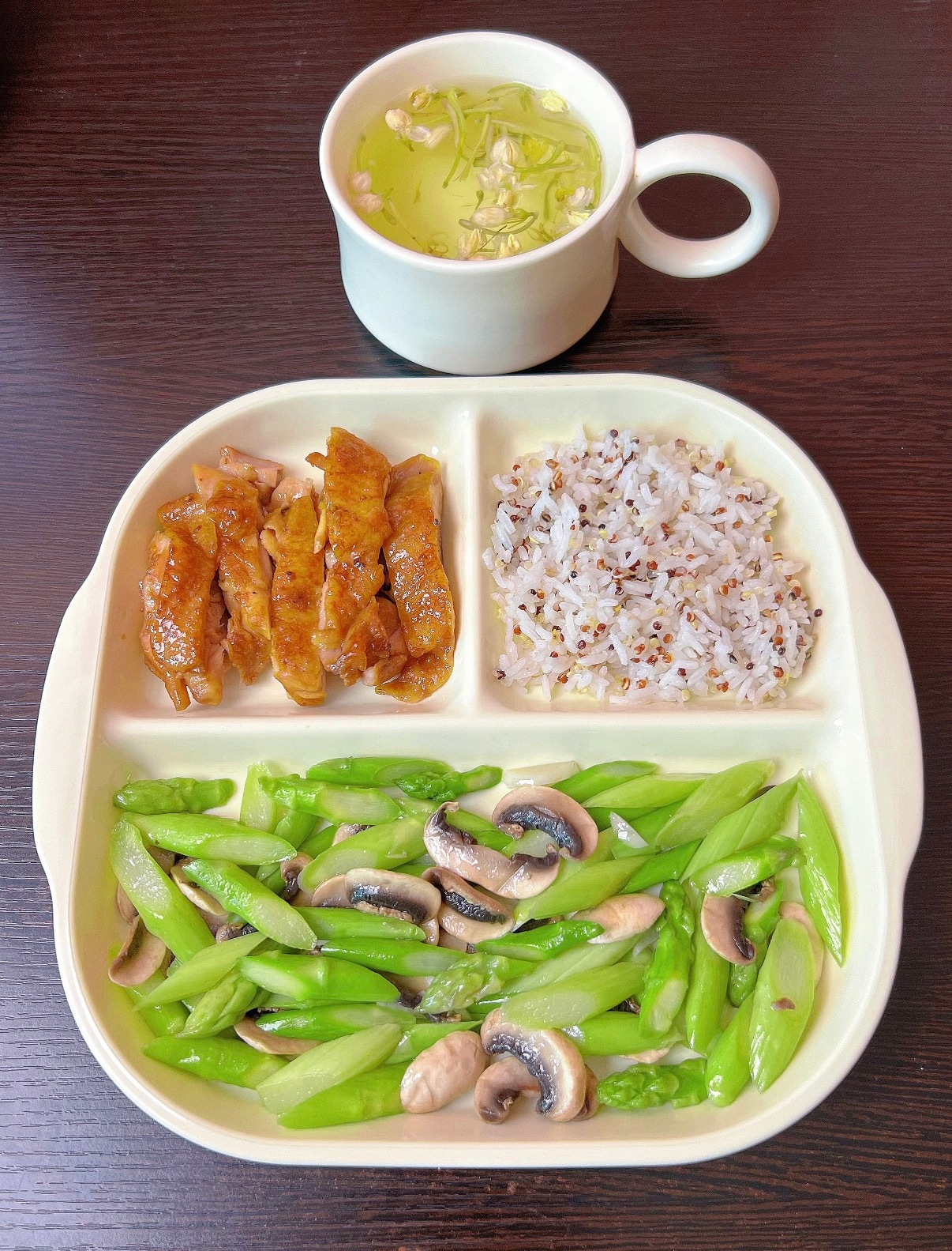 减肥最怕饿得慌，还不见掉秤！这8样低卡食材，轮着吃，饱腹又补营养：1，青椒：约20千卡/100克，维C丰富，凉拌就香。2，苦瓜：约19千卡，钾多，夏天没胃口可凉拌。3，樱桃萝卜：约16千卡，脆爽，做沙拉。4，油菜：约15千卡，钙、钾、胡萝卜素都有。5，莴笋：约15千卡，叶子别扔，营养比茎还高。6，小白菜：约15千卡，清炒凉拌都行。7，海带：约13千卡，碘钾丰富，甲状腺问题先问医生。8，魔芋：约10千卡，膳食纤维多，饱腹强，晚餐可替部分主食。记住：控卡不是硬饿，选对食材才聪明。你常吃哪几个？评论区晒晒。