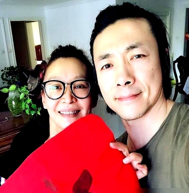 孙红雷临时改戏，抡起胳膊一巴掌狠抽在祖峰脸上。

这一巴掌把李涯抽破防了。祖峰咬死后槽牙死活不掉泪，觉得这狠角色宁死不屈。导演却偷偷拍下他眼眶通红没憋住的那一秒，直接封神。

为了这戏，他平时走路都含着胸，像张随时崩断的弓。后来演崔中石，他又把劲儿全抽干。不吼不叫，稳稳站着，连停顿都像拿刀子挖人。