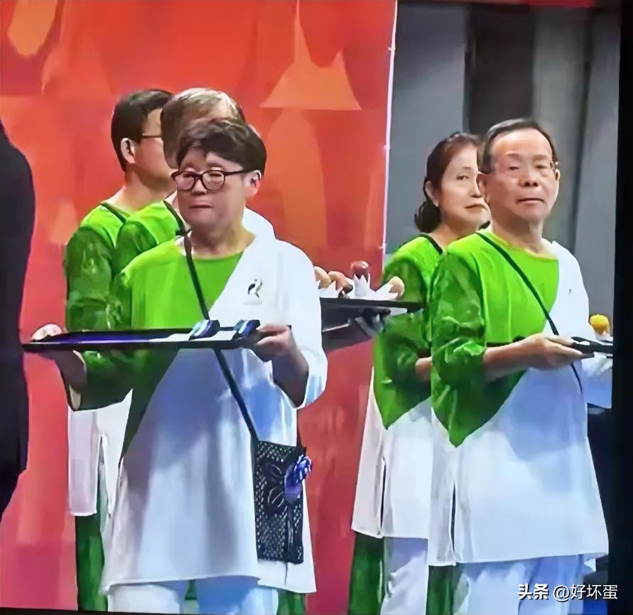惊呆了！名古屋亚运会颁奖礼仪队伍，清一色的大爷大妈！

名古屋亚运会又出圈了！颁奖仪式上，看不到年轻礼仪小姐，上台颁奖的是不少头发花白的大爷大妈。
很多人以为是专门请来的礼仪，其实他们都是亚运会志愿者。
这届亚运会志愿者年龄跨度很大，最大的有91岁。因为年轻人报名不够，大量退休老人踊跃报名，组委会没