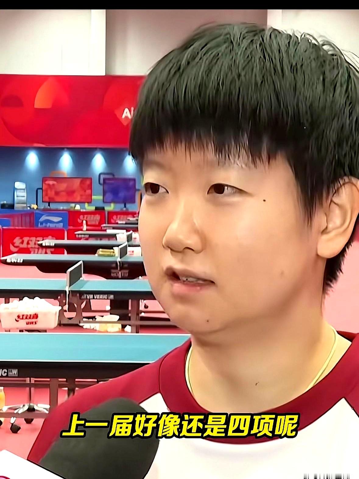才二十出头的孙颖莎，居然在队里熬成了“第二大”的老将了
 

听她在赛前采访里调侃，说蒯曼陈熠范姝涵这帮小将太厉害，搞不好要带着她和王曼昱打
 

这话听着像开玩笑，细琢磨却挺让人感慨
 

眼瞅着离亚运开幕就剩最后三天，这俩月她一边养身体一边打比赛，到底恢复得咋样谁也拿不准
 

两个多月没怎么正