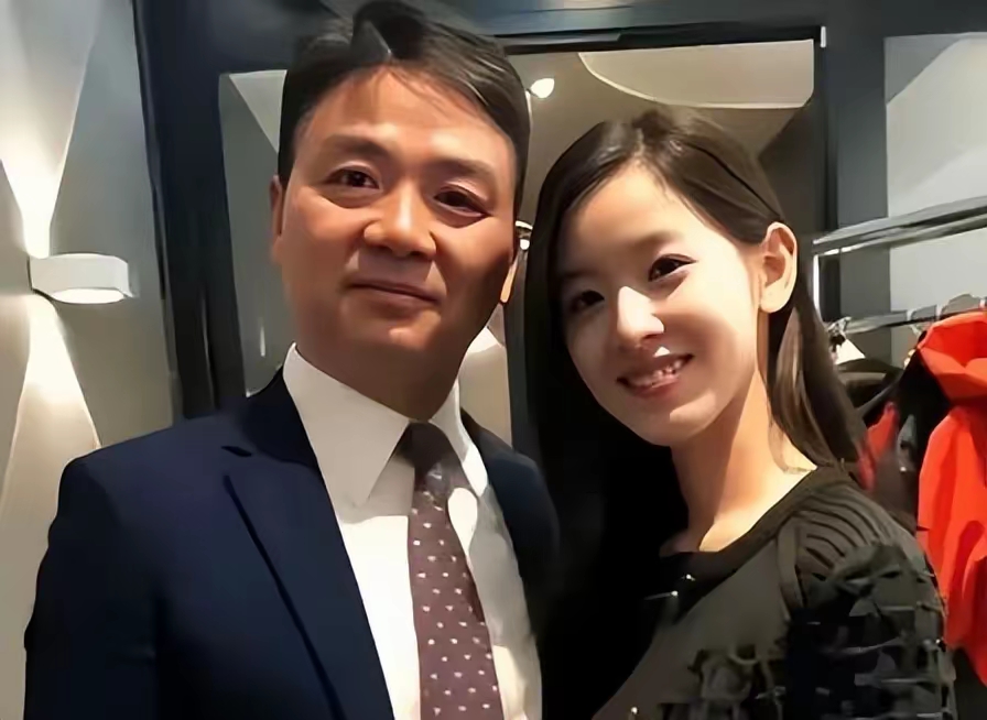 刘强东章泽天婚姻启示
当年刘强东娶章泽天，外界一片唱衰。谁能料到，这桩不被看好的婚姻走过十余年，不仅没散，还升级为五口之家，事业上也搭建起资本版图，“奶茶妹妹”成长为与刘强东并肩的同行者。
这段婚姻自始就争议不断。2013 年两人于哥伦比亚大学相识，刘强东是电商大佬，章泽天为清华校花，身份年龄差