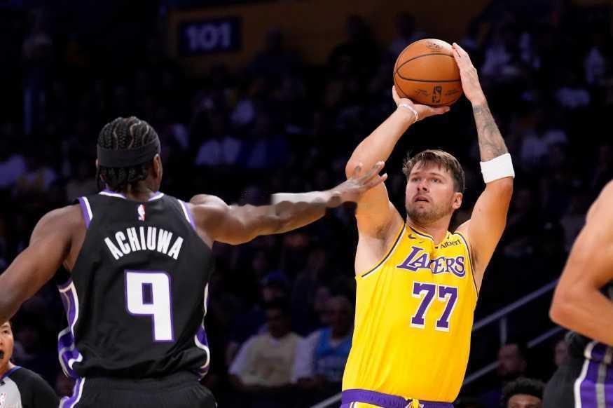 湖人双杀国王：东契奇复出23分吃T 里夫斯仅8+8马穆19分
北京时间10月9日，NBA季前赛湖人主场对阵国王，凯斯勒与萨博尼斯缺席，东契奇与里夫斯迎来复出。东契奇给力表现引领湖人上半场领先14分优势，湖人在末节继续拉开19分领先优势，国王连中三分一度追到仅差4分仍功亏一篑，最终湖人季前赛114-110双杀 ​