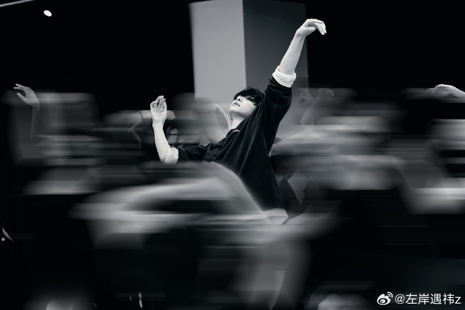 #刘宇[超话]#ly #刘宇2026宇宙诗人巡演# 

蝴蝶坠入眉眼 你是亘古长悬的月.

​