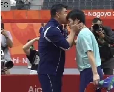 恨铁不成钢的林诗栋在亚运会终于让王皓如释重负，在男团失守之后王皓的压力非常大，因为女队马琳那边顺风顺水，王皓的压力可想而知，但是林诗栋在男单0：2落后台北林昀儒之后4：3完成翻盘与王楚钦会师决赛，让中国男乒提前锁定了男单金牌，这极大地缓解了王皓的压力，亲吻完小石头还领着他去见领导，其实林诗栋一直是被