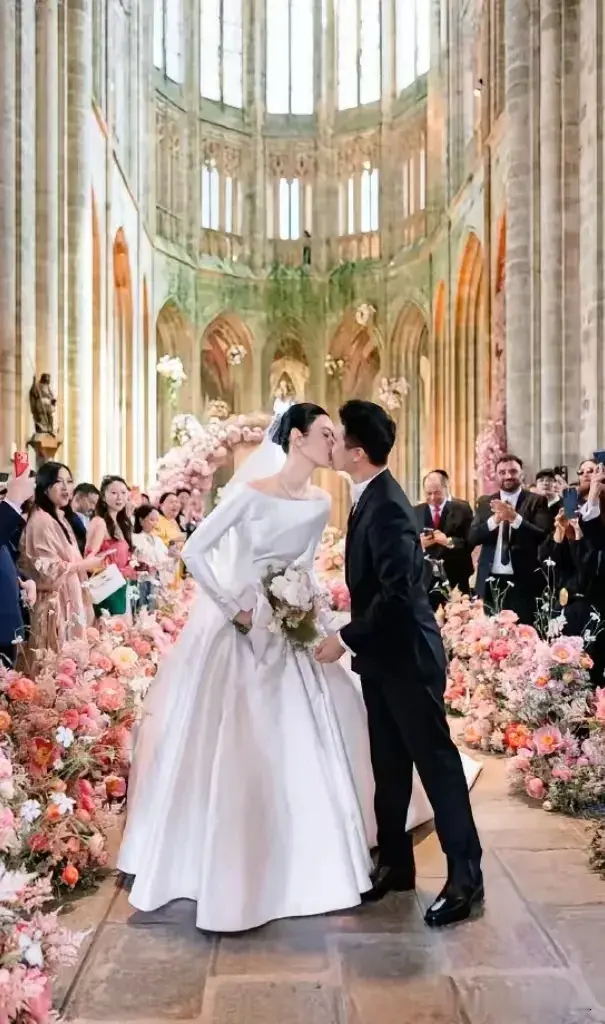 说起奚梦瑶与何猷君的婚恋历程，不少网友都有颇多感慨。对于未婚先孕、后续补办婚礼，大多数人都可以理解，现实生活中也不乏这样的情况。但令人感到疑惑的是，如今两人已经育有两个孩子，孩子都已经长大，整套婚礼仪式却依旧没有完全落幕。
 
多次公开仪式当中，奚梦瑶甚至穿上同一件婚纱