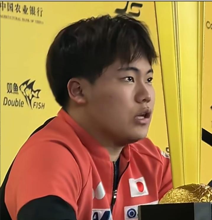 松岛辉空拿下中国大满贯男单冠军后直言单打才是重心，双打不是强项会尽量打，这句话把顶尖选手心里那点排序摆到了明面上。领奖台边王曼昱还在接受采访，镜头一切过去，小将说完那段话，现场气氛就有点说不出的微妙。咱们看球的其实都懂，谁不想把最多心血砸在最硬的单打上，团体和双打更多是扛着队里任务走，只是平时没人把