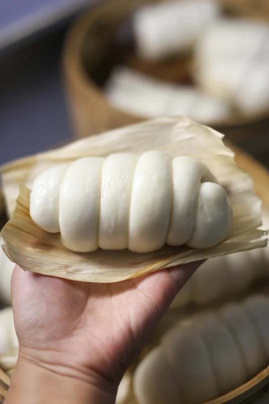 面食的花样做法｜胖嘟嘟的香肠卷，面软肠香