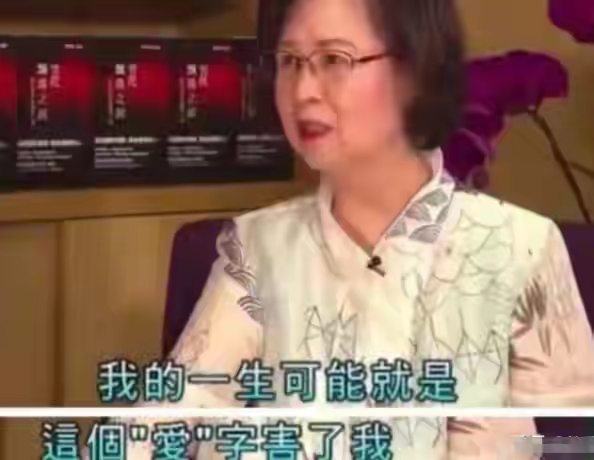 即便琼瑶不会写作，平鑫涛也会对她死心塌地。为何？就是因为琼瑶身上女性的柔弱气质，让他产生了怜惜之情和保护意识。
平鑫涛在自传《逆流而上》里面，详细叙述了他与琼瑶第一次见面后的情景，从中也可以窥见他们这段感情萌芽的过程。
就在琼瑶的第一部长篇小说《窗外》一夜成名之后，台北电视台采访了琼瑶，平鑫涛自始至