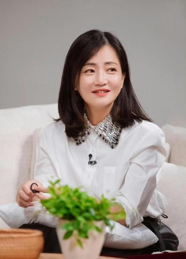 郭柯宇说，当初参加《再见爱人》。

不是“想重新开始”，

不是“想认真聊聊婚姻”，

就是一句大实话——没有工作，需要收入。

这句话从她嘴里说出来，分量不一样。

17岁，她凭《红樱桃》一口气拿下上海国际电影节、百花奖、平壤国际电影节三座影后奖杯，是百花奖史上最年轻的影后。那时候所有人都觉得，这