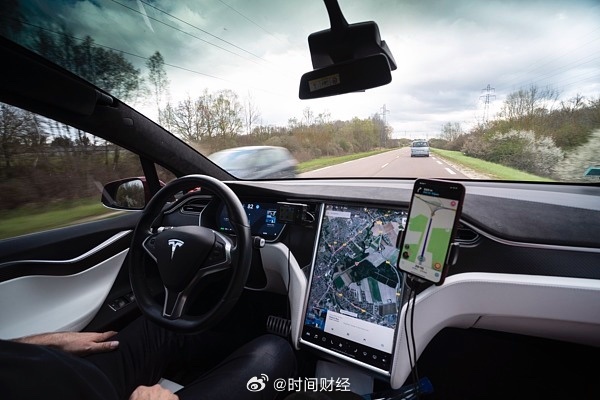 【特斯拉2026年三季度营收280亿美元，净利润下滑43%】新京报贝壳财经讯（记者白昊天）10月22日，特斯拉（TSLA.US）公布2026年第三季度财报。报告期内公司总营收280.46亿美元，同比微降0.2%；GAAP归母净利润7.87亿美元，同比下滑43%。

此外，企业毛利率回升至19.6%，较去年同期提升1.6个百分点；营业利 ​