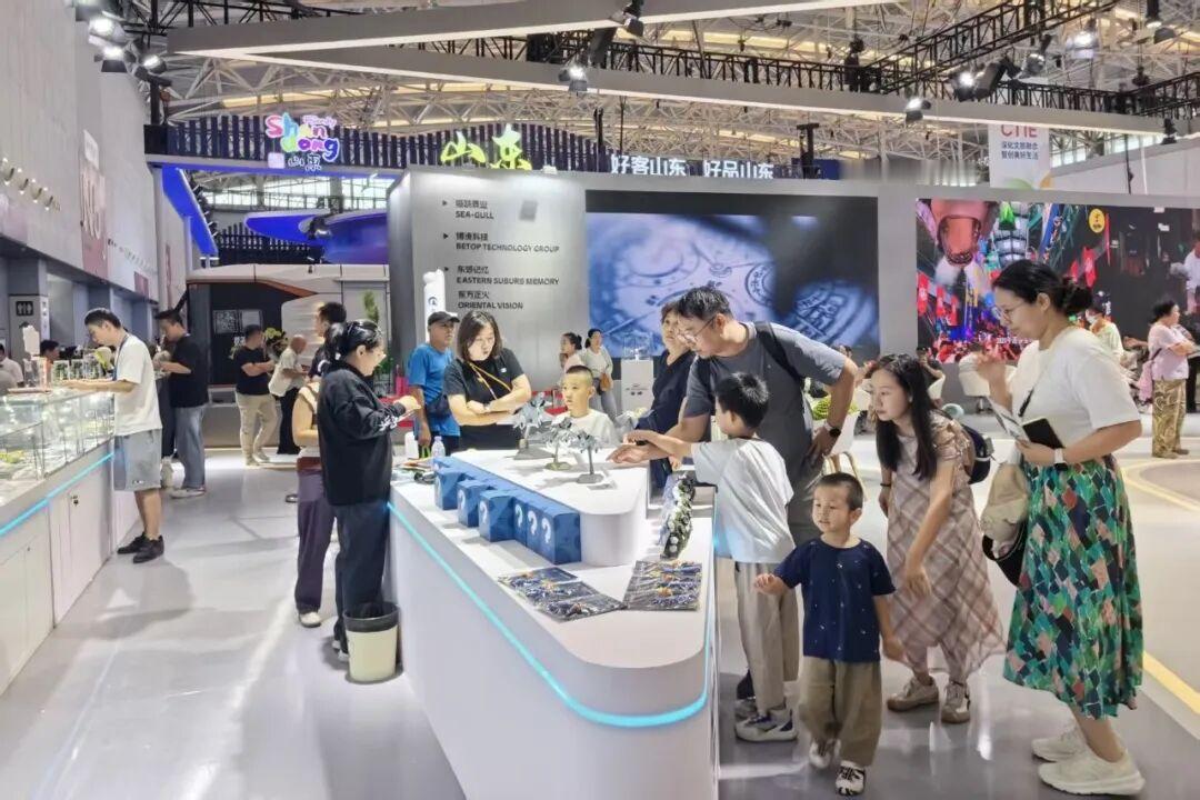 #成飞航空主题教育基地亮相2026中国文化旅游产业博览会# 9月3日至6日，由文化和旅游部主办的2026中国文化旅游产业博览会在天津举办。成飞航空主题教育基地应邀参展，亮相文旅融合主题展区，采用图文展板、互动体验、模型展示等多元形式，集中展示了在航空科普教育、工业旅游体验、研学实践服务等方面的 ​