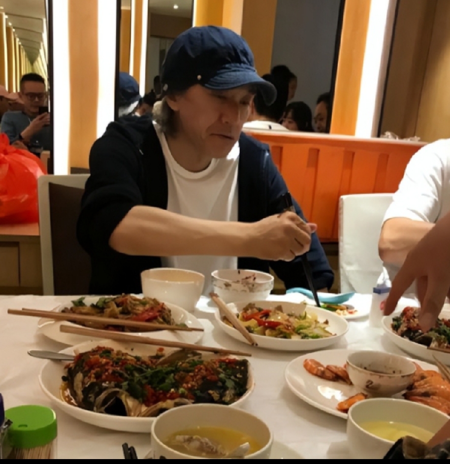 功夫女足》票房大卖后，周星驰私下请客聚餐
随着电影《功夫女足》票房突破22亿，片方分账超8亿，收获丰厚回报之后，一向不爱公开应酬的周星驰，私下组织了一场低调饭局，宴请《少林足球》时期的一众老班底好友。
此前黄一飞、陈国坤等老同事举办生日聚会，邀请周星驰到场。但那段时间他正忙于《功夫女足》全国各地路演