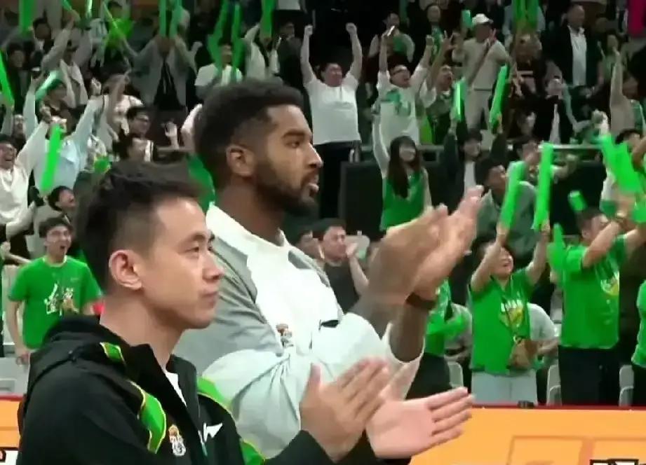 辽宁男篮客场输给广厦，赛后技术统计上的罚球数直接给所有人看笑了，25比11，足足差了14次。

坐在解说席上的杨鸣好几次话都快说不连贯，眼看着场上队员干干净净切个球，哨声啪一下就响了。
客场哨谁都懂，可哨子偏成这样，搁谁身上不觉得窝火？

输球当然不能全甩给裁判。辽宁自己外线那帮投手，今晚
