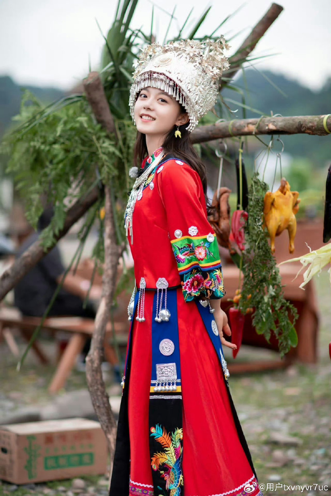 #只有花少4搭了一季帐篷##赵今麦[超话]# 那个AKA拽姐赵今麦，最后熬夜给每个成员手搓相册留纪念，却没有为自己做一个，因为太晚了没时间！真诚的女孩请你一路走花路[爱慕][爱慕][爱慕] ​
