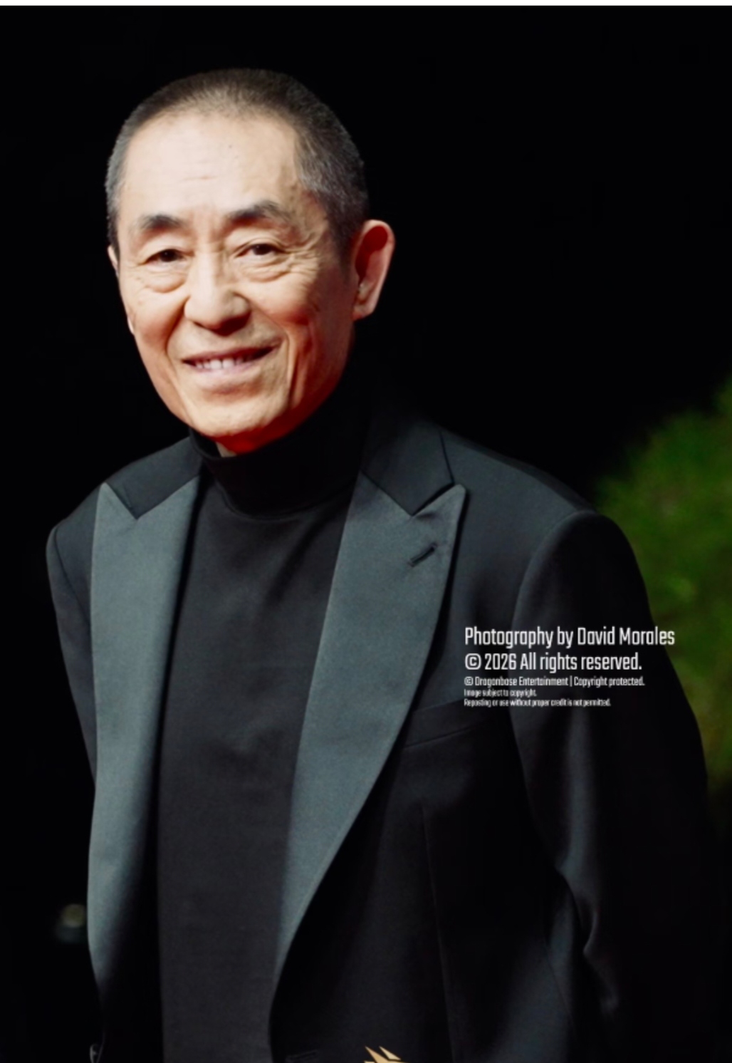 终于理解了

为什么好多明星想去张艺谋电影打酱油

不是因为他们酬劳高，而是因为张艺谋是他们通往国际大奖的一个引路人，一张通行证！

这次周迅在釜山电影节上拿到了最佳女主，张艺谋是评委主席，多多少少还是有一些作用在的！

我查了一下张艺谋担任评委的彪悍战绩：

1993年第43届柏林国际电影节上，主
