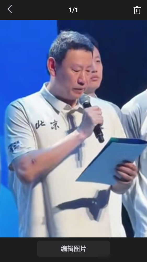 李楠手里这把牌，扔出来能吓死半个CBA。周琦、赵睿、曾凡博配三个外援，媒体管这叫俱乐部版国家队，不夸张。
10月1日誓师，李楠只撂了四个字：拼字当头。话不硬，配置硬。
外援没按常理出牌，别家囤大个儿，首钢偏补后场跟锋线。把布朗从广厦手里抠回来，又弄来不占球权的沃特斯，摆明了让本土核心使劲抡。