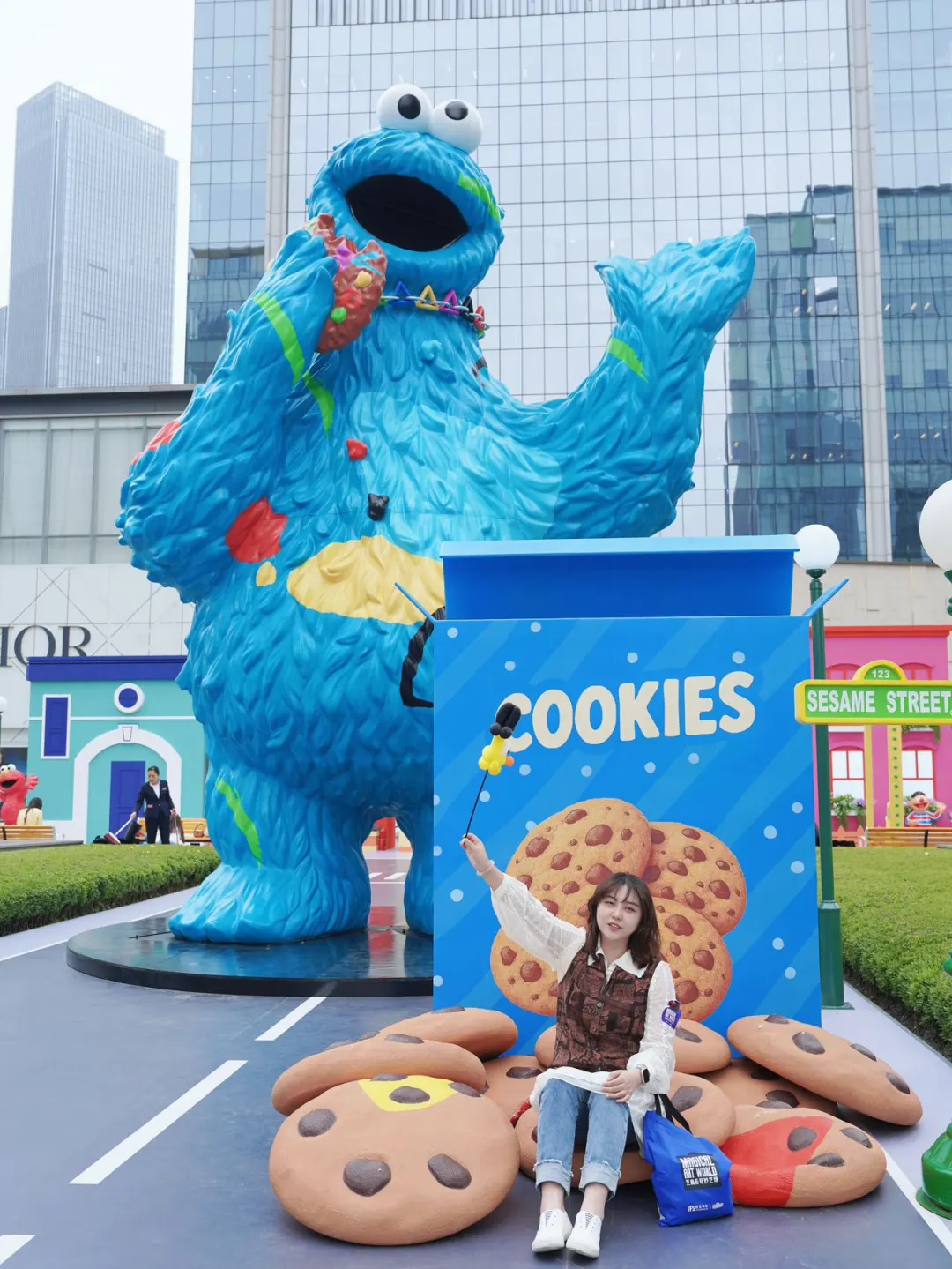 重庆IFS惊现7米高甜饼巨怪！刘雨昕作品！速来