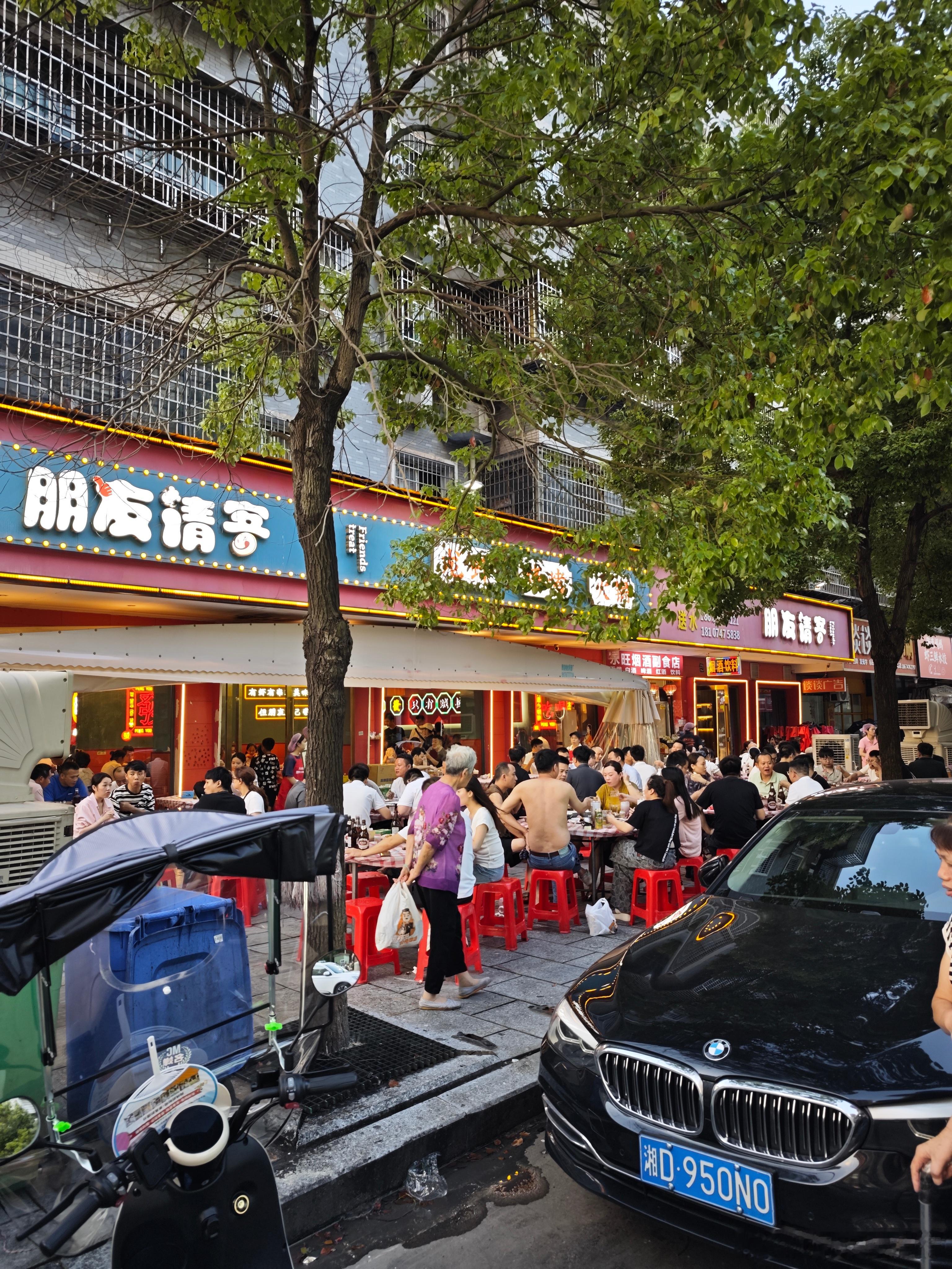 确实，想想10年前或者15年前，那个时候开BBA，挎名牌包，去星巴克...