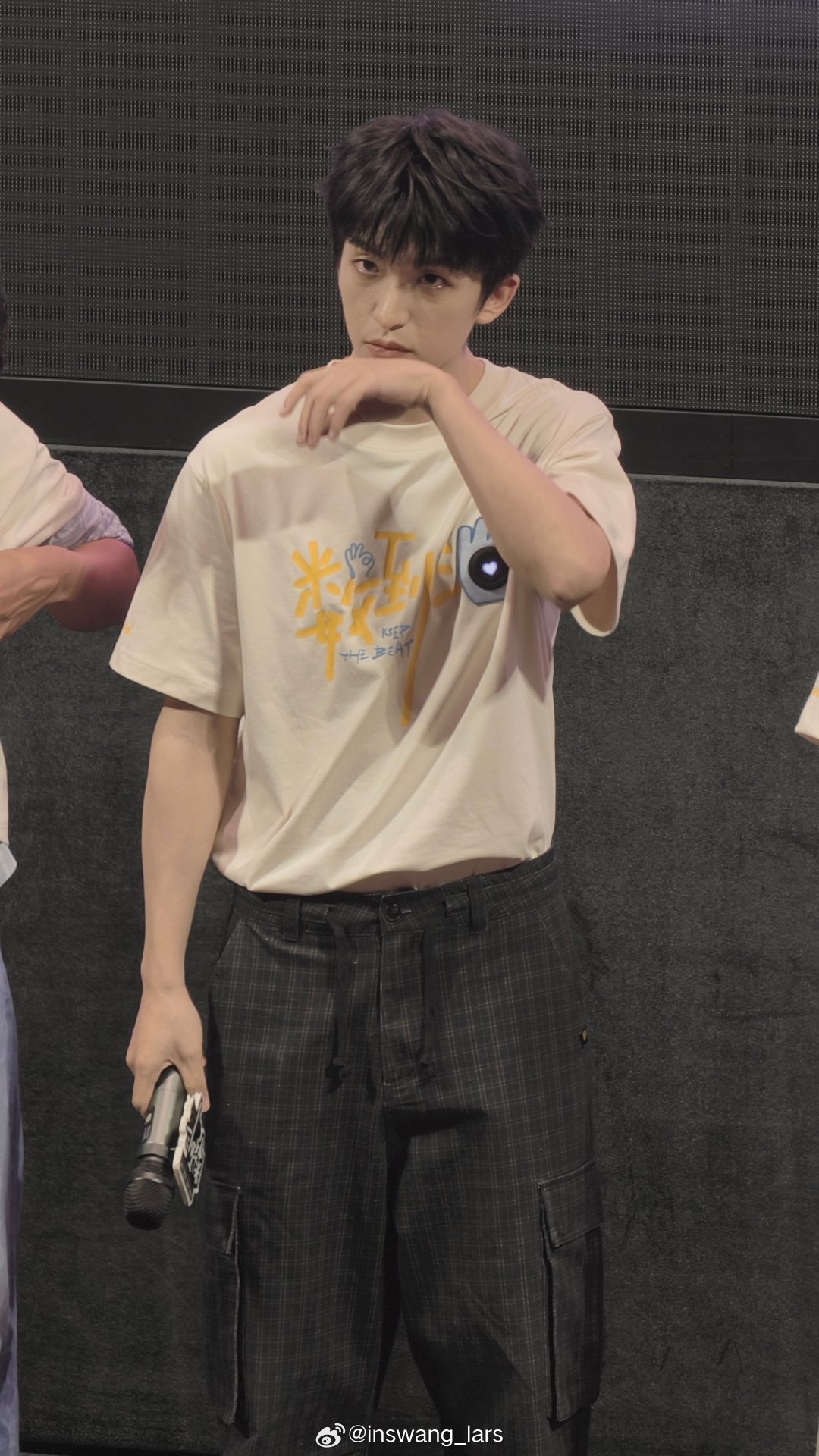#黄子弘凡[超话]##黄子弘凡数到三#hzhf#黄子弘凡背惠英红 平行时空的幸福# 

心意都缠绕成圈 牵挂着羽毛装点 让风送到你身边 让我 亲手 捕梦 送你

​