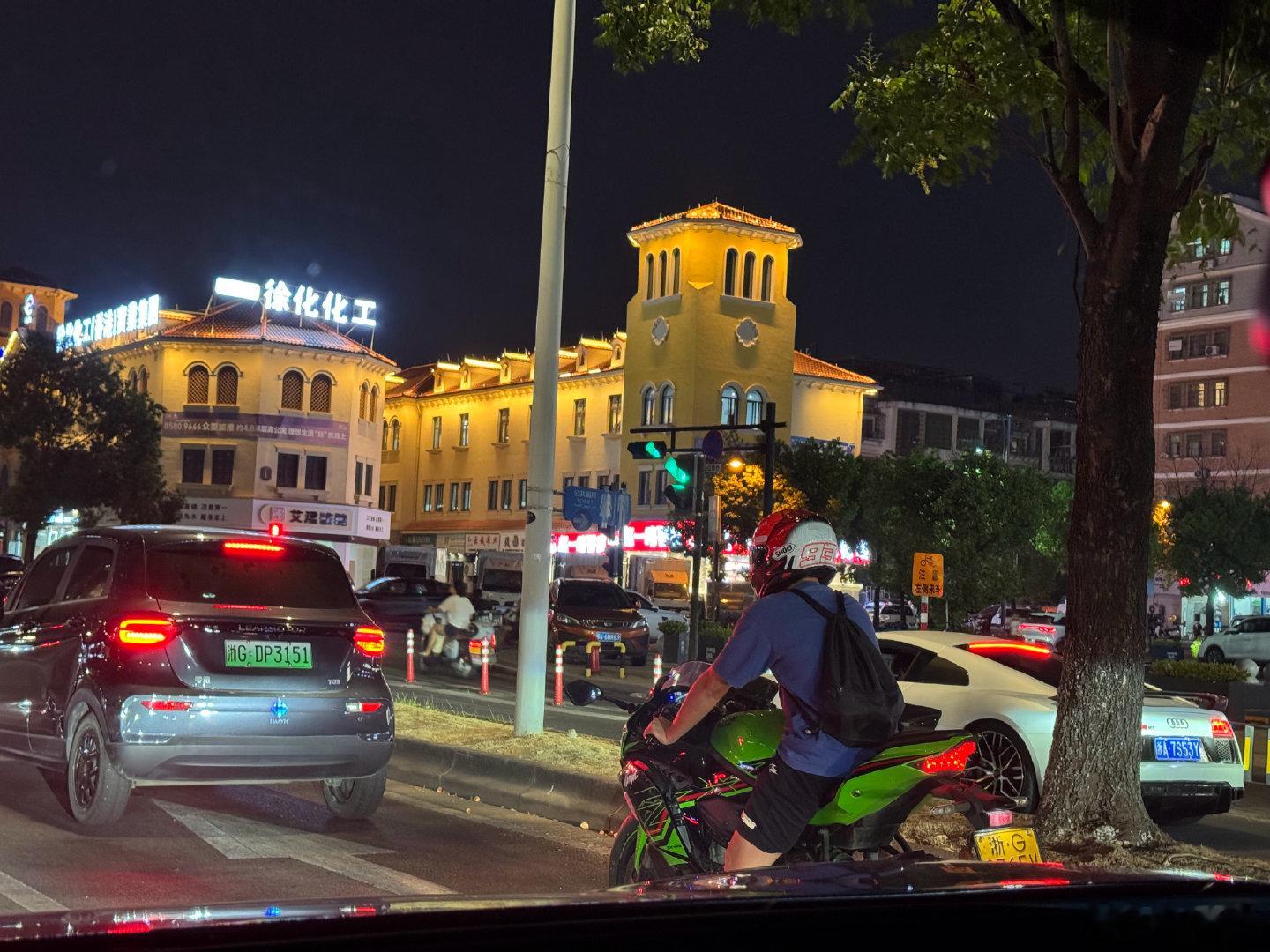 R8还没旁边这个零跑小个子起步快，还那么吵 ​