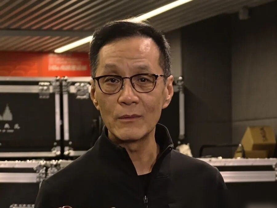 冯远征现在最愁的，是人艺招不到一米六几的女演员，也招不到一米七几的男演员。艺术院校全按高富帅一个模子招，审美单一到连《茶馆》里的黄胖子都绝种了。
他说舞台要的是生旦净丑，王利发、秦二爷、陈白露，各有各的形儿。不是清一色大高个往台上一戳就能演戏。北京人艺演员登台至今不用麦克风，台词说不清楚的，长再高