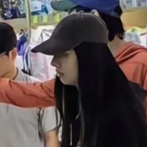 网友在香港某超市偶遇郭碧婷，结果，
又被一张郭碧婷侧脸轮廓的照片震惊到了。
照片里，郭碧婷正在认真筛选货品，
低调的黑色鸭舌帽下面，
高挺的鼻梁真是太好看了。
果然鼻梁的高度决定了一个人颜值的上限。
虽然正面看，有些年岁的郭碧婷有些拼不过正红的小花们了，
但是骨相在，江山在。
一个侧脸照片就足以秒杀