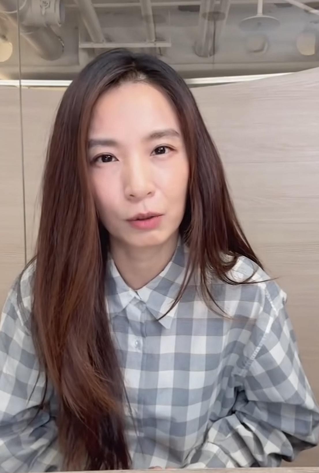 田馥甄在直播里说了一句“我不配唱歌给你听”，本来是跟粉丝自嘲开玩笑，结果转头就被骂上了热搜。
事情起因其实很寻常。她在宣传新歌的直播间里，看到不少歌迷刷屏哭诉手慢，没抢到演唱会门票，心里堵得慌。
为了哄大家开心，她干脆顺着话茬开启了“比谁更丧”的自黑模式，嘻嘻哈哈把责任揽到自己头上，连着说了几遍