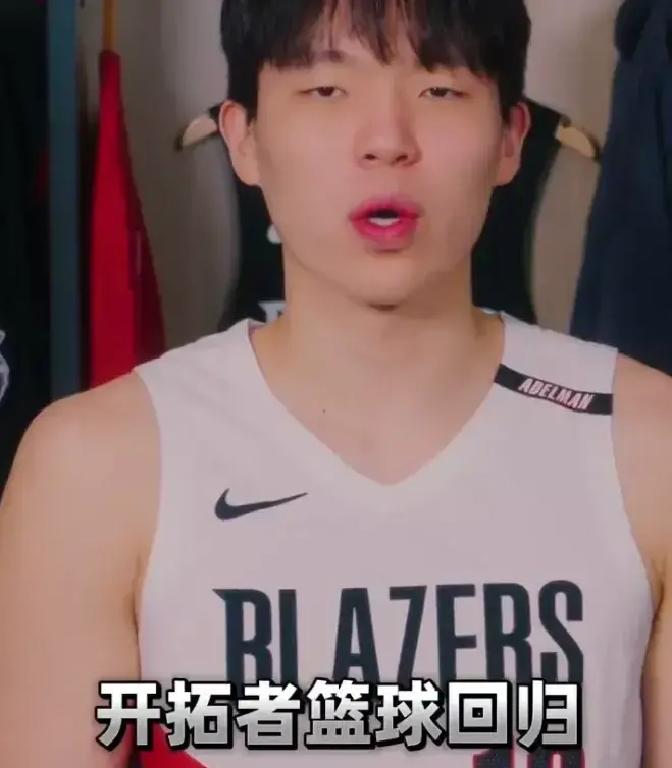 开拓者揭幕战还没开打，伤病名单先砸出来一大串，杨瀚森的机会这不就彻底来了吗？
明天上午开拓者主场迎战太阳，官方刚刚公布的轮换情况，只能用人员吃紧来形容。
布兰登•卡尔森触发了脑震荡保护协议，谢登•夏普因为右膝半月板伤势继续缺阵，克里斯•杨布拉德左小腿酸痛也打不了，这三位已经确认无法出战。
更要