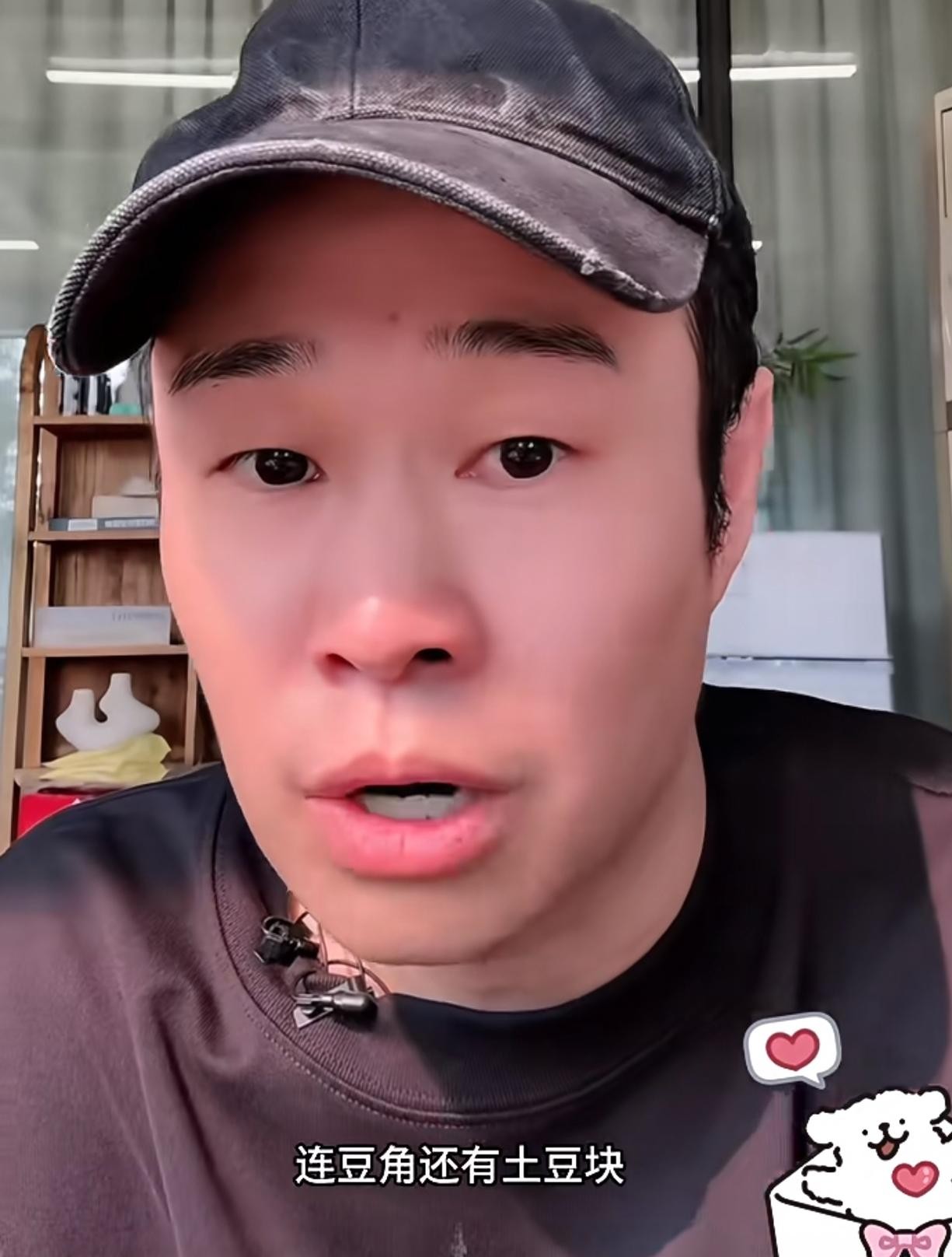 谁能想到一群平均年龄三四十岁的大老爷们，录个节目私下里能被一锅炖排骨馋成这副德行。
小沈阳在直播里聊起录《披荆斩棘》的后厨日常，满脸都是哭笑不得。
他当时特意备了整整五大袋排骨。想着人多，第一锅就豪气地拆了三袋，配上豆角和土豆，咕嘟咕嘟炖了满满一大锅，按常理说绝对管够。
毕竟大家平时都是要上镜