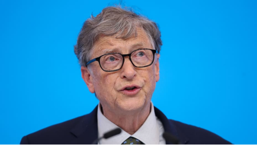 比尔·盖茨突然拉响末日警报：AI或致10亿人死亡。比尔·盖茨在即将播出的NBC《与新闻界对话》采访中表示，AI已强大到可能被不良行为者用于引发导致10亿人死亡的事件，历史上从未出现过这种武器。他认为仅靠行业自律远远不够，需要执法部门和政治人物参与制定安全保障与监管要求，且措施必须具有强制性。他此前也