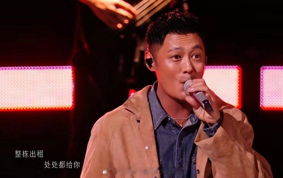 #鲜花 各唱各的##披荆斩棘直播#
感觉他们四个人每个人单唱都很好听，合在一起好难听是设计的问题吗？怎么有种四个人合唱在打架，乱乱的~编曲也有问题，二声部听不太清楚，余文乐跑调的程度我觉得他没听过这首歌，9也没学 ​