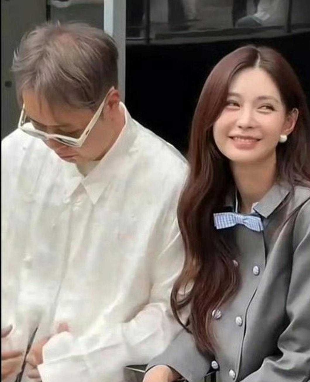 当看到这两口子的时候，大家有什么感受？

近日，有游客在郑州动物园偶遇她和杜海涛。

沈梦辰依然白到发光，杜海涛头发稀疏，后脑勺透光，肉眼可见的老啦！

两人只差两岁，站一起绝对像两代人，不像夫妻！

沈梦辰是主持人，站在镜头前是她的工作。她不敢胖，不敢松，不敢显老。

杜海涛退居幕后做美食内容，可
